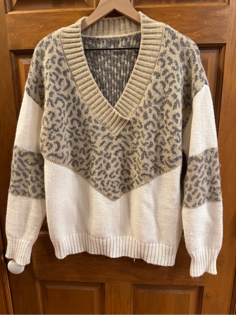 V-Neck Leopard Colorblock Sweater - Cream & Beige
